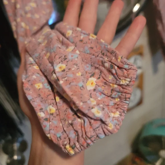 ADORABLE baby crop floral blouse - Picture 2 of 4